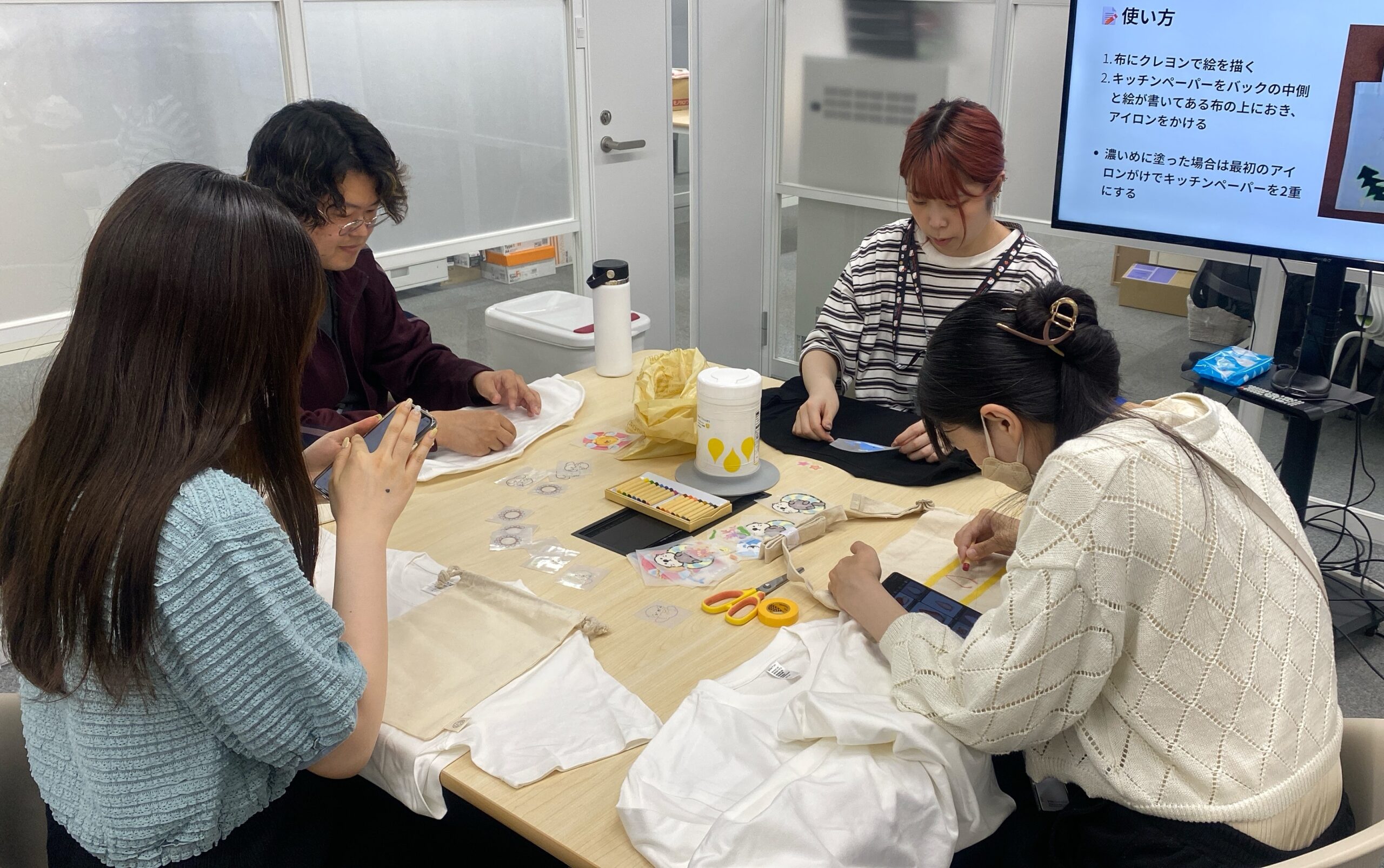 社員が楽しそうに絵を描いている様子の写真