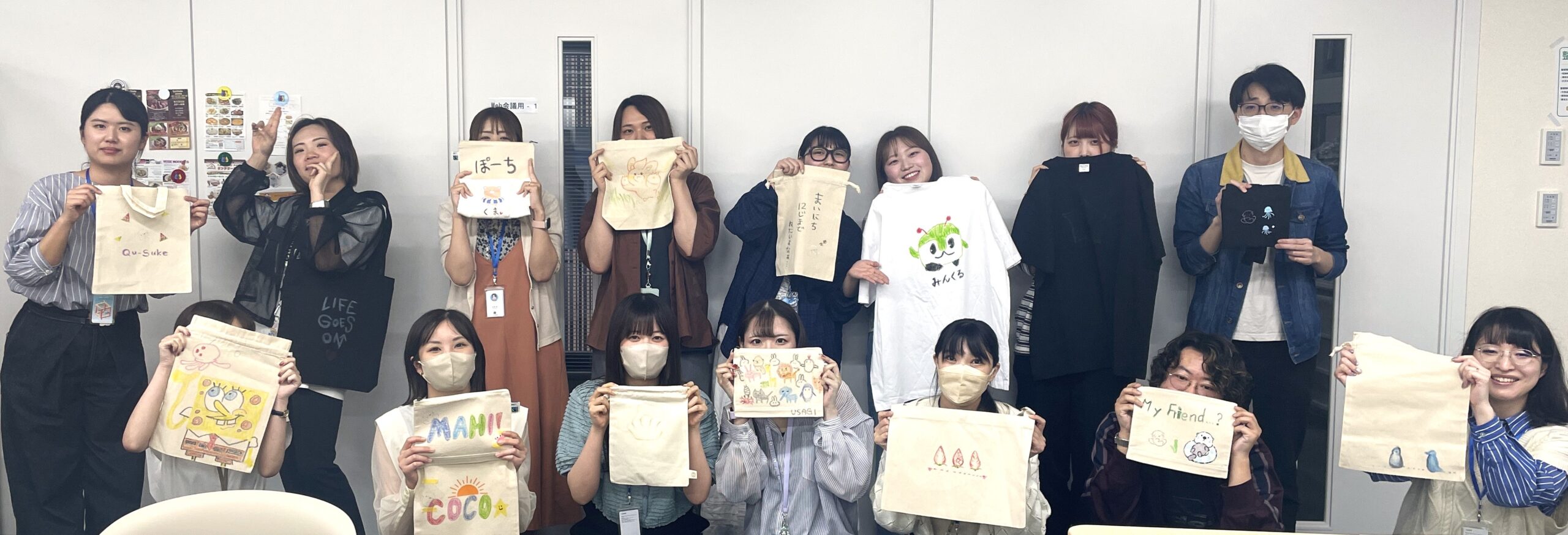完成した作品と一緒に集合写真