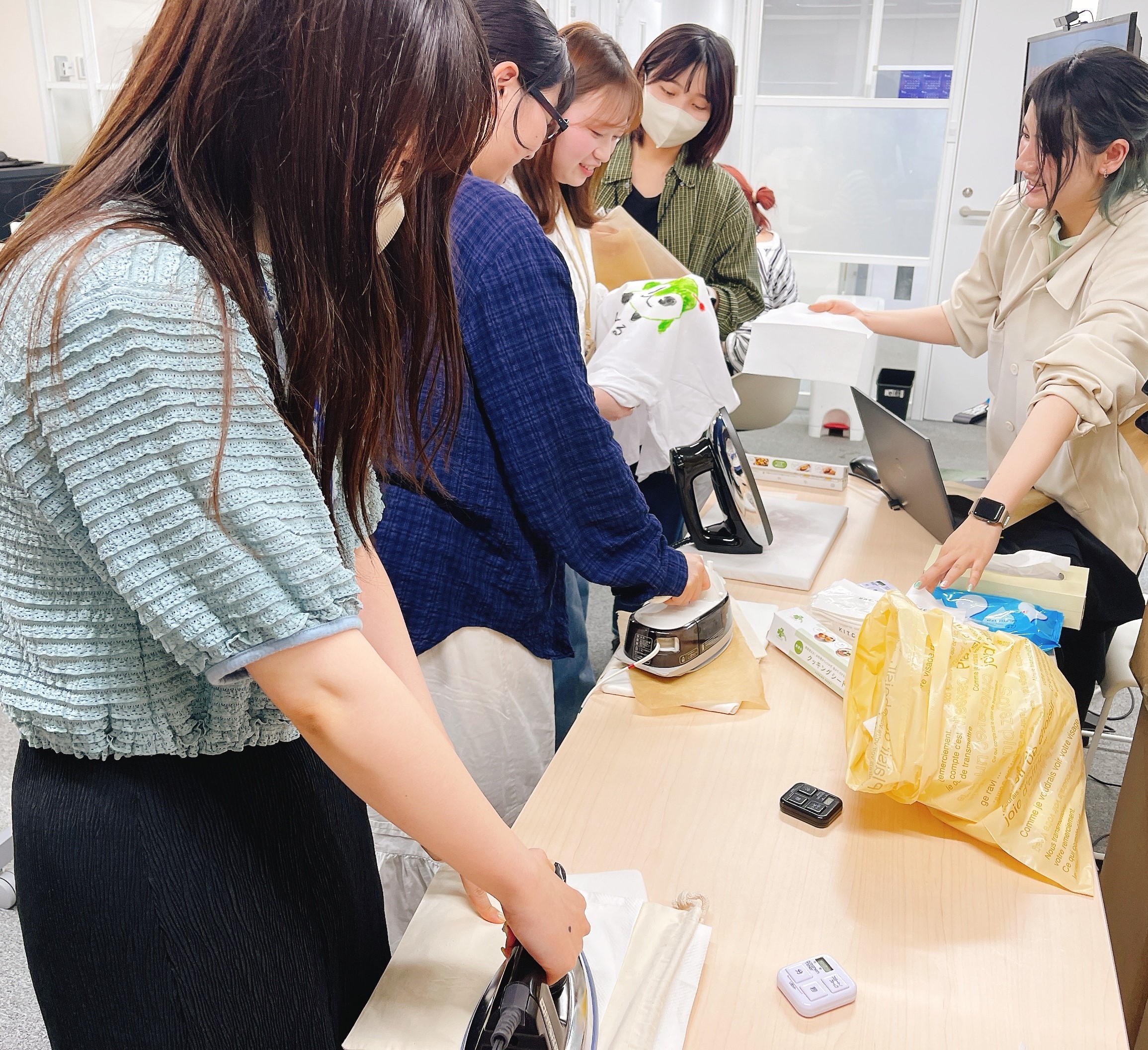 イベント全体の楽しそうな集合写真や、作業風景の写真